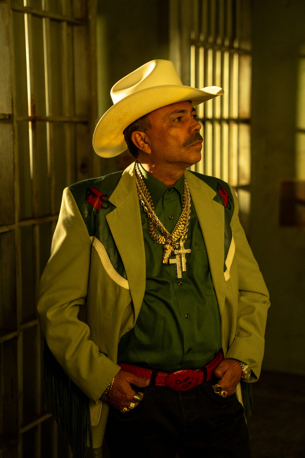 El As de la Sierra in his embroidered suit