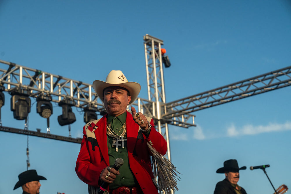El As de la Sierra greeting the crowd