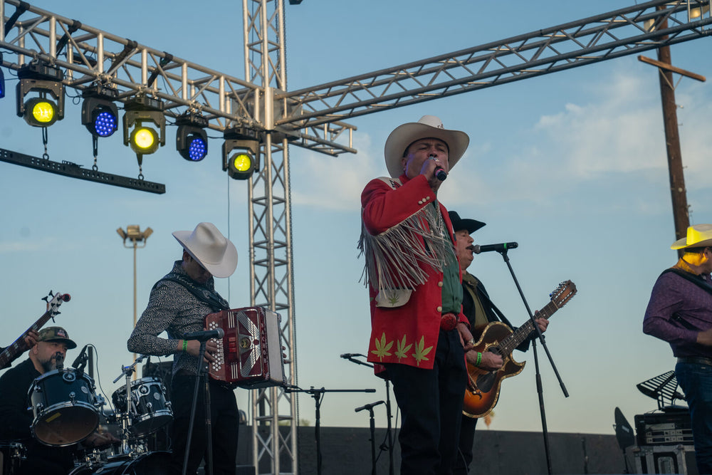 El As de la Sierra performing live